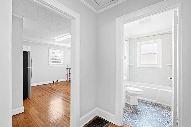 Building Photo - 2 Bedroom 1 Bath Within Walking Distance t...