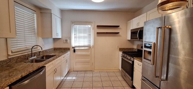 Building Photo - Beautiful 3 bedroom