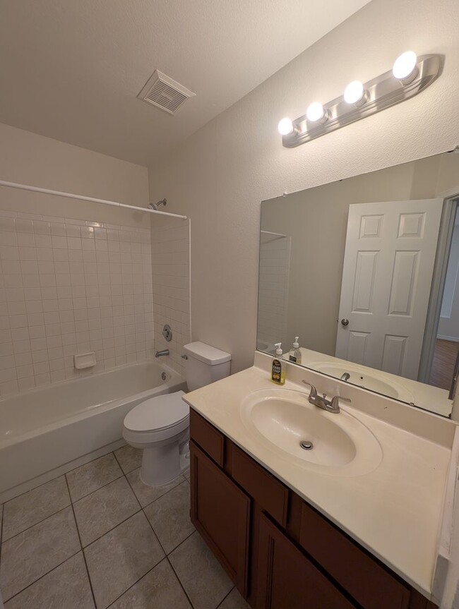 Building Photo - 3 Bedroom Townhome at Townes at Southpark ...