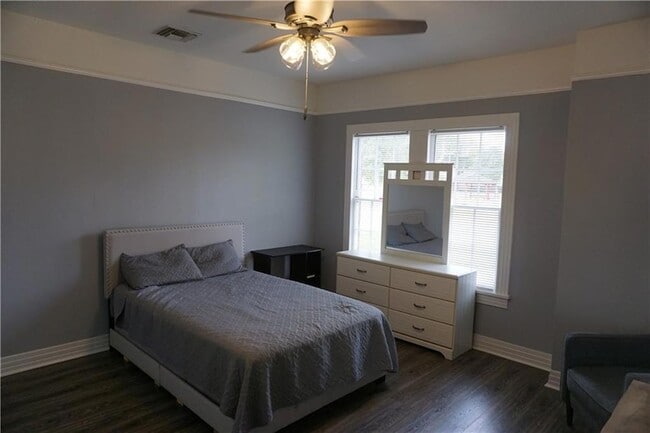 Building Photo - 177 W 5th St