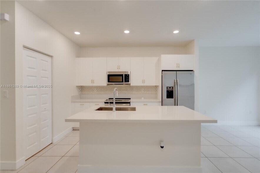 Building Photo - 15826 NW 91st Ct