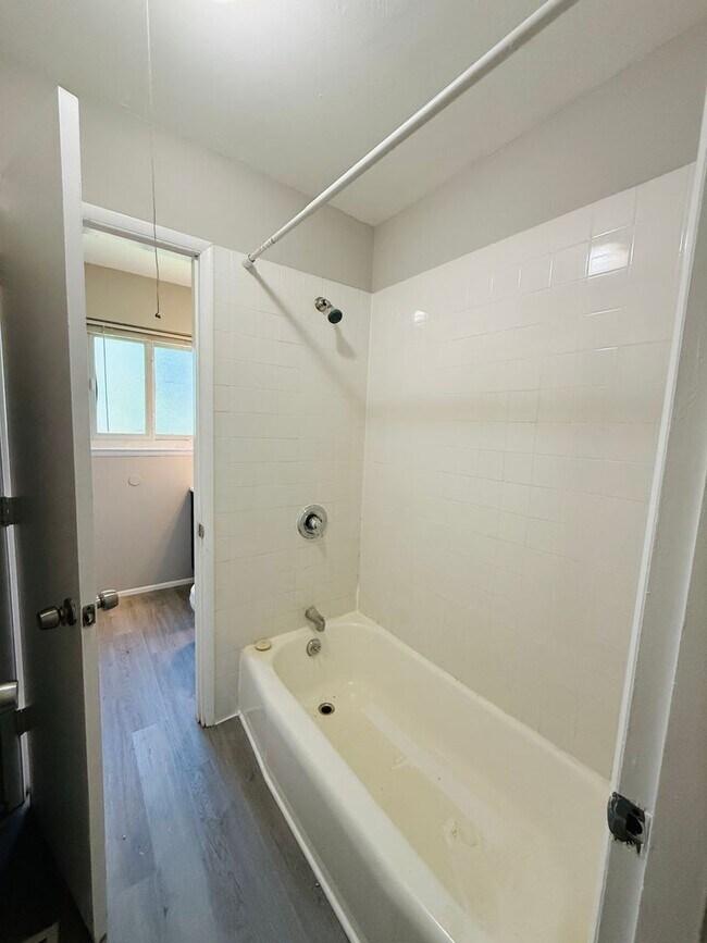 Building Photo - 3 Bedroom 1 bathroom home for rent in Hazelwood