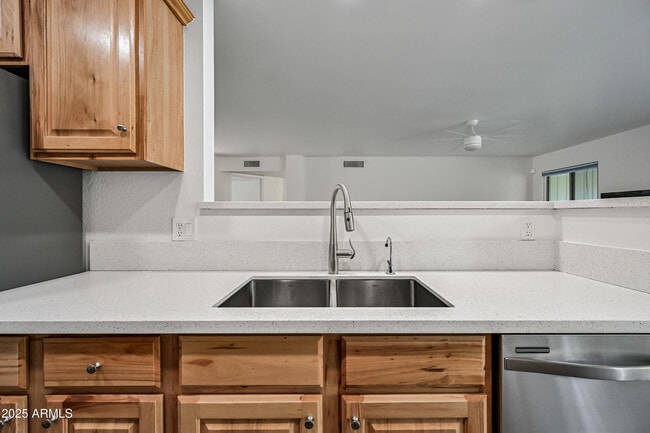 Building Photo - 3334 W Monona Dr