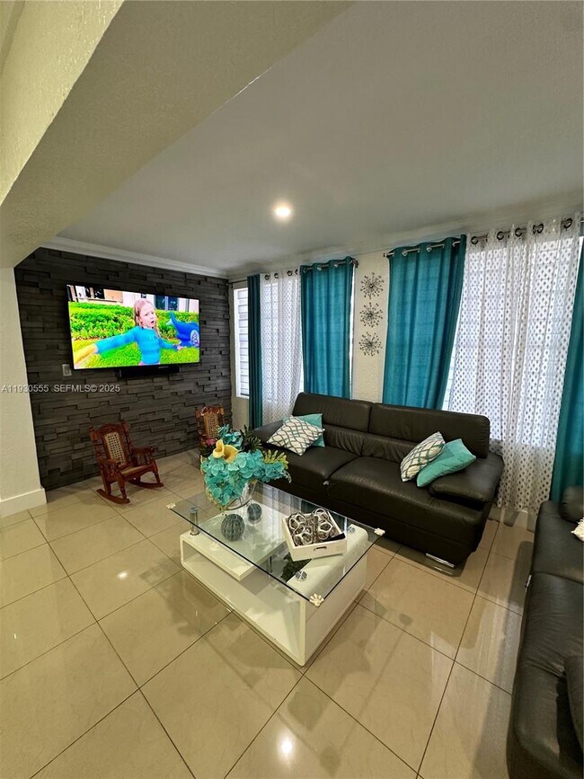 Building Photo - 5010 E 1st Ave