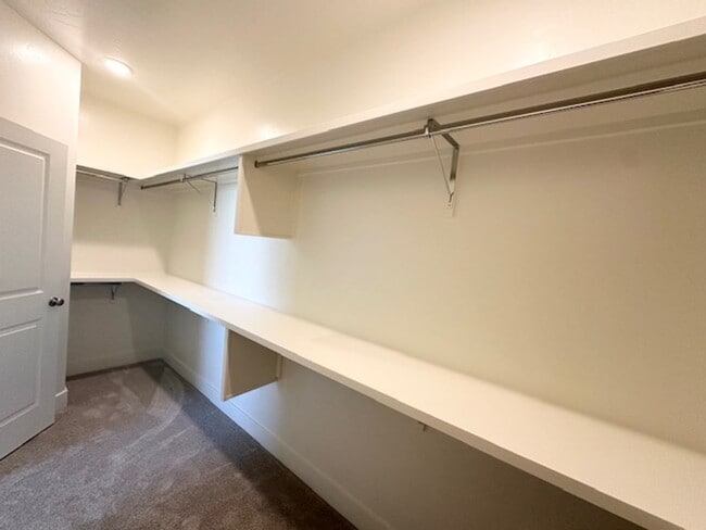 Building Photo - Beautiful 1 year old home available now!