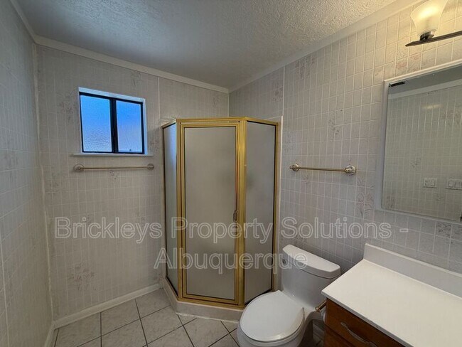 Building Photo - 337 Glorieta St NE