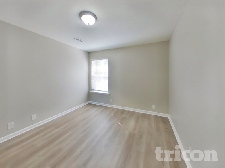 Building Photo - 996 Tom Hailey Blvd