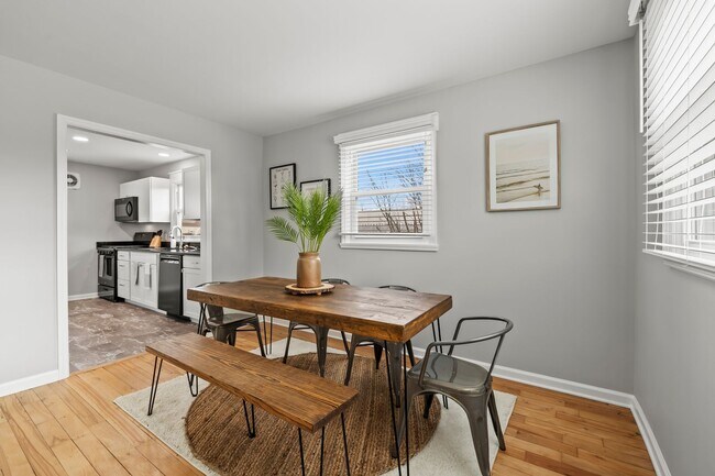 Building Photo - Super Mod Clintonville Oasis - Perfect for travelling profesionals