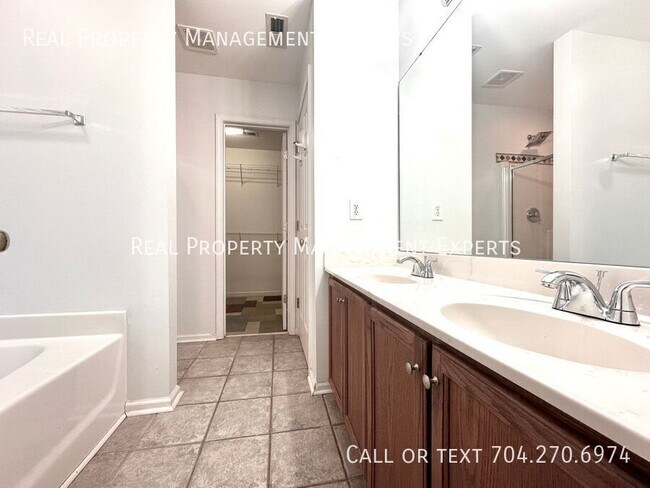 Building Photo - 9902 Redbud Tree Ct