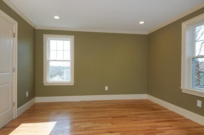 Building Photo - 276 Waverley Ave