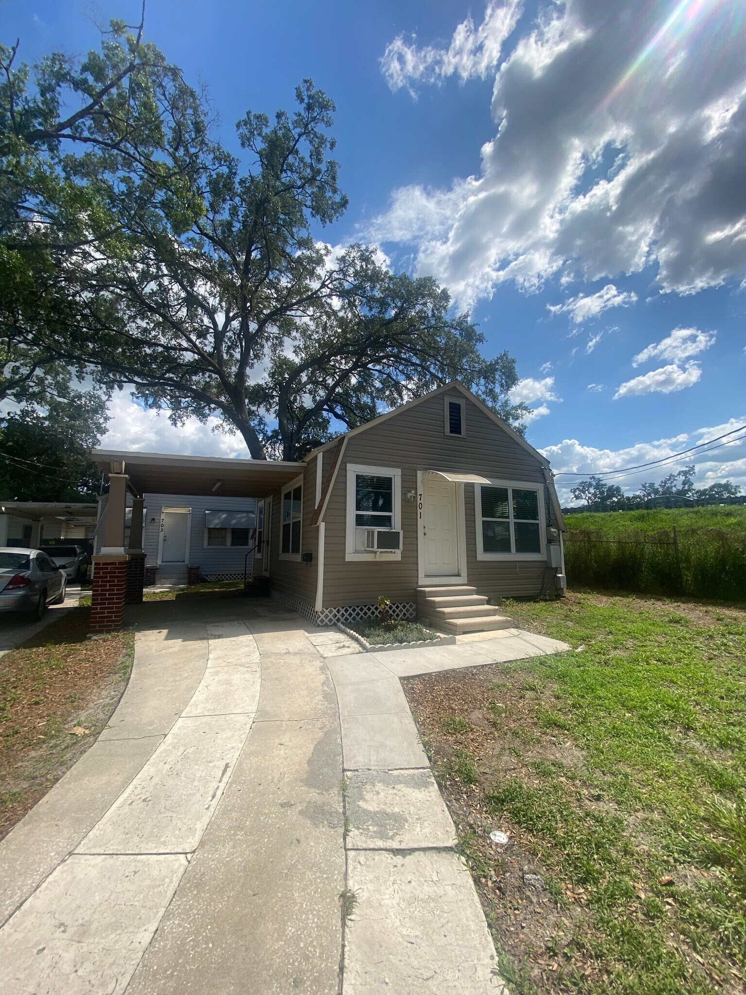Building Photo - 701 E Hanlon St