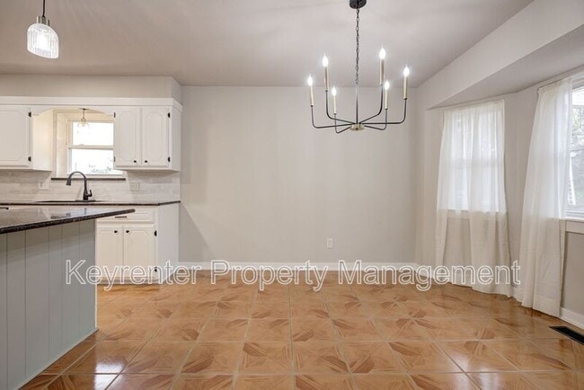 Building Photo - 314 N Lakeside Terrace