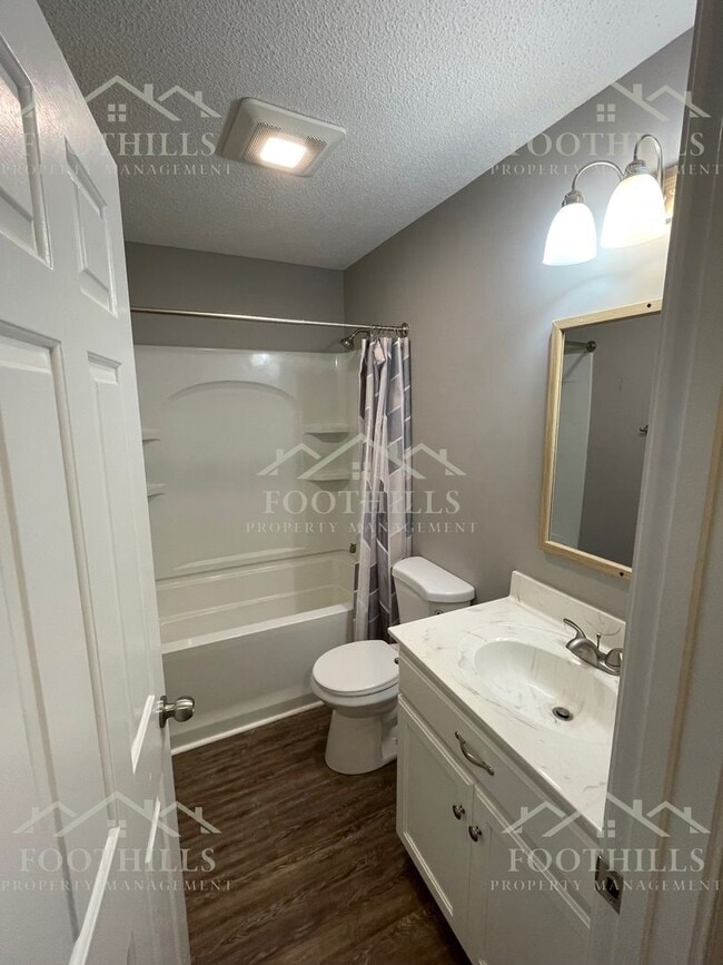 Building Photo - Cozy 2-Bedroom Duplex with Fenced Backyard