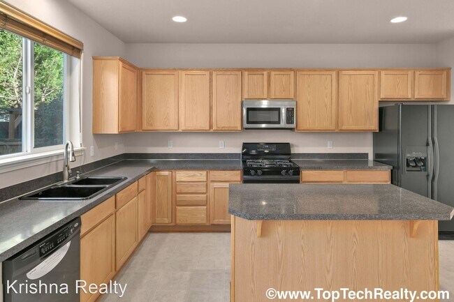 Building Photo - 4 br, 2.5 bath House - 15955 SW Towhee Ln