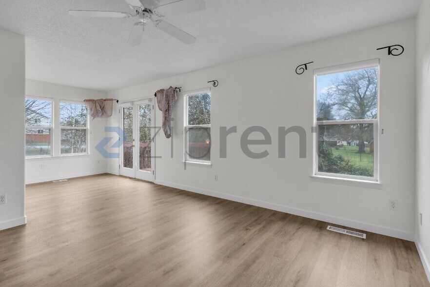 Building Photo - 9904 NE 27th Ct