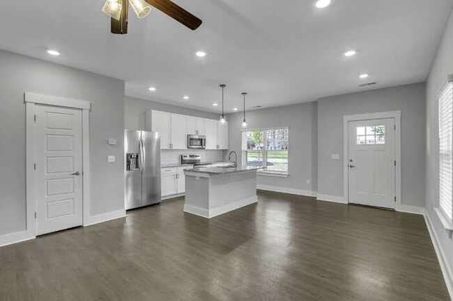 Building Photo - Charming 3-Bed, 2.5-Bath Townhouse Gem in ...