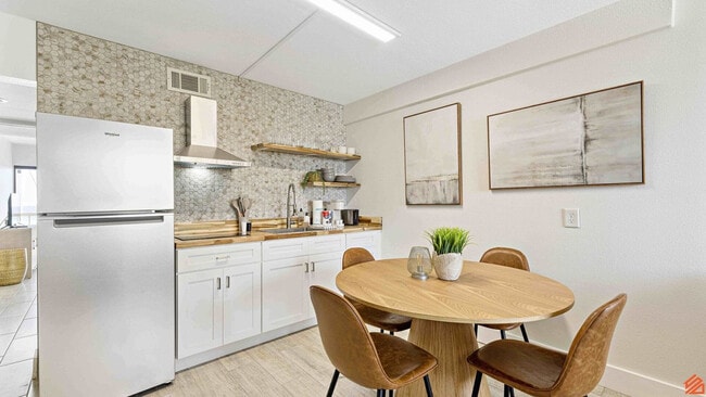 Building Photo - 556 Coral Ct