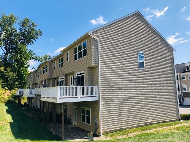 Building Photo - 4 bed/3.5 bath Townhouse in Suncrest Village - July 27th