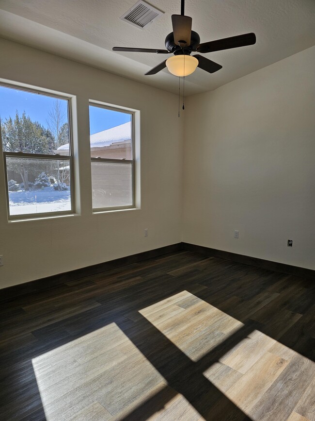 Building Photo - 2850 W Villa Loop