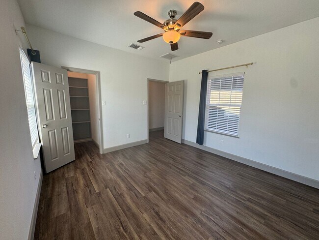 Building Photo - 2 Bed 2 Bath Town Home Available