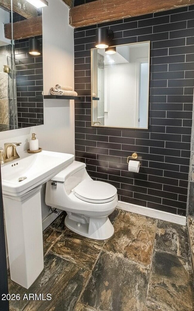 Building Photo - 902 W Verde Ln