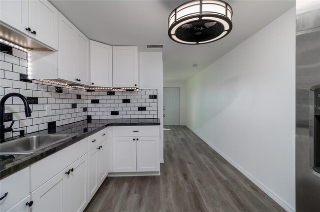 Building Photo - 12254 Maltz Ave