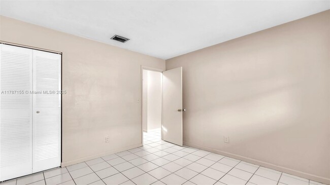 Building Photo - 6116 SW 39th St