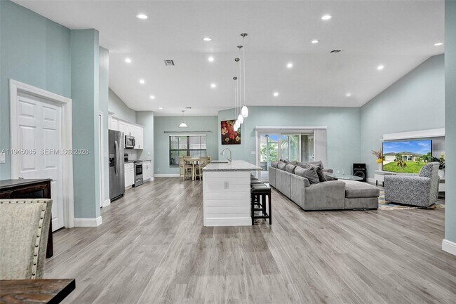 Building Photo - 126 NW Heather St