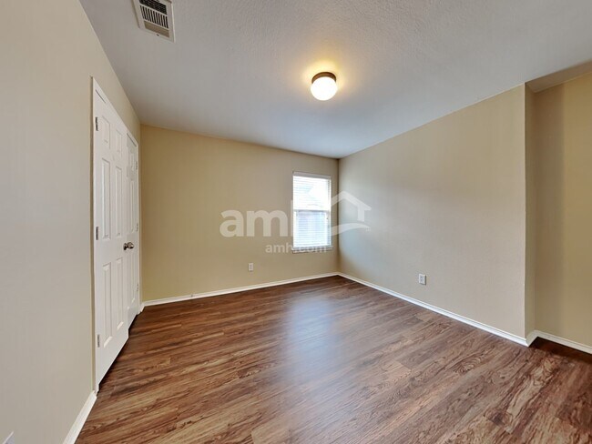 Building Photo - 805 Windflower Dr