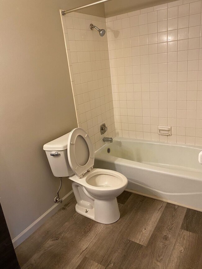 Building Photo - 2 Bedroom Ground Level Apartment in Columbia