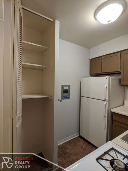 Building Photo - 510 W Briar Pl