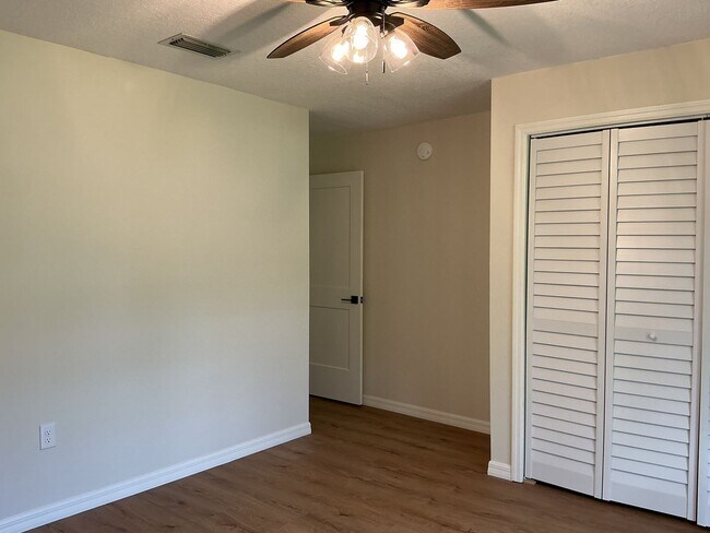 Building Photo - Remodeled 3BR/2BA Home with Pool & Screene...