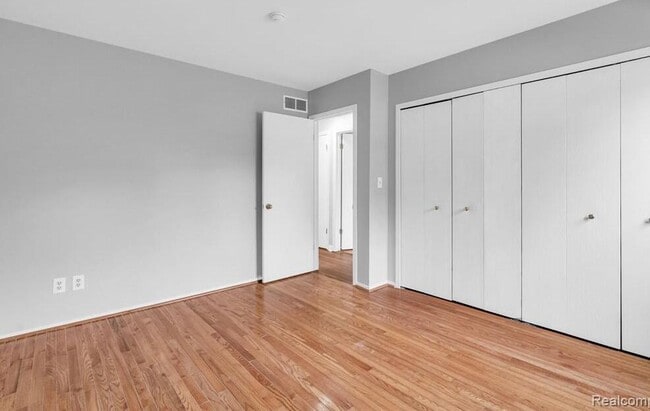 Building Photo - 1921 Vine Way Dr