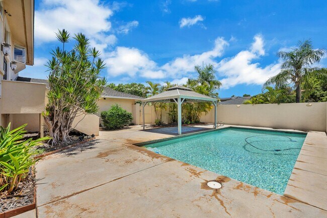 Building Photo - Newly Renovated Furnished 3BR/1BA Downstairs Unit with Pool Access in South Kihei