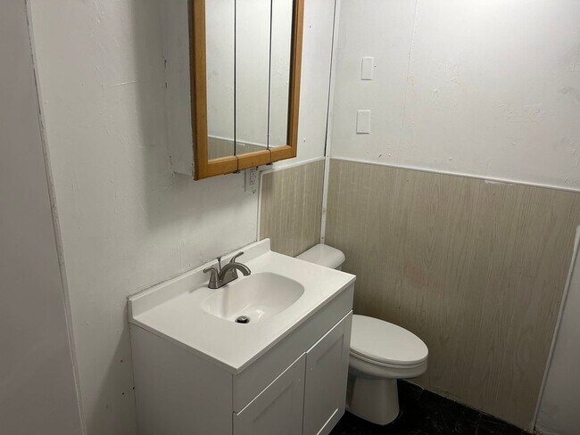 Building Photo - 3 Bedroom House