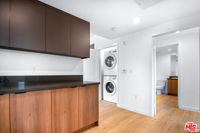 Building Photo - 14333 Sylvan St