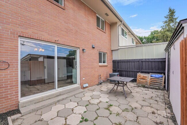 Building Photo - $2,350.00 - 4 Bedrooms, 2.5 Bathroom, Town...