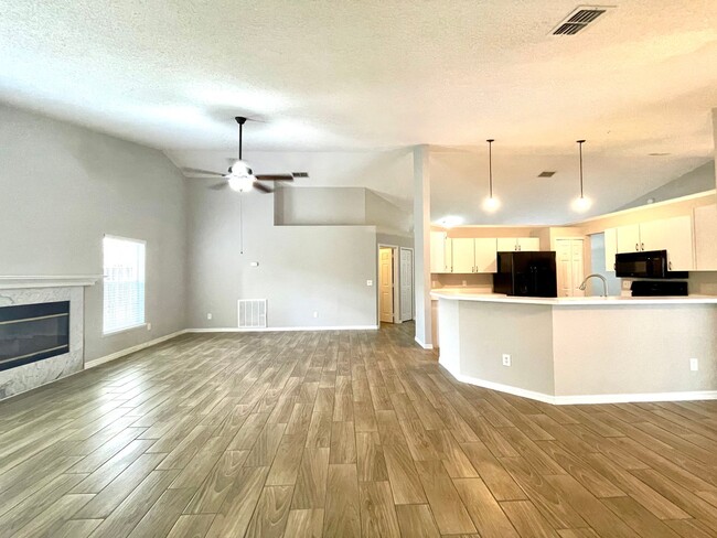 Building Photo - SPACOUS  3/2 OVIEDO POOL HOME in Twin Rivers!