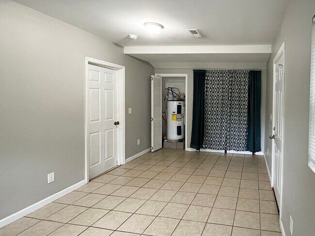 Building Photo - 316 W Chestnut Ave