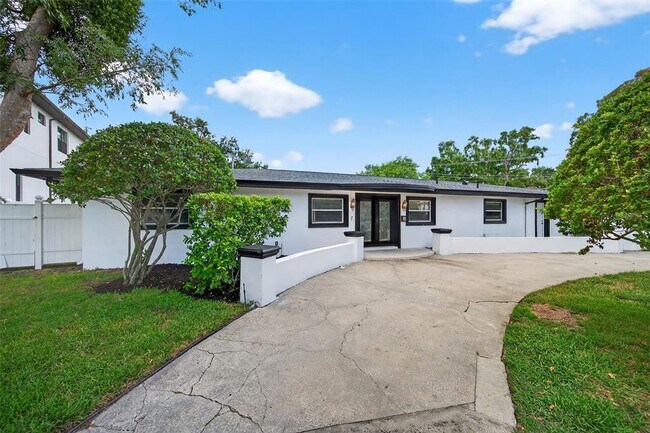 Primary Photo - 516 W Davis Blvd