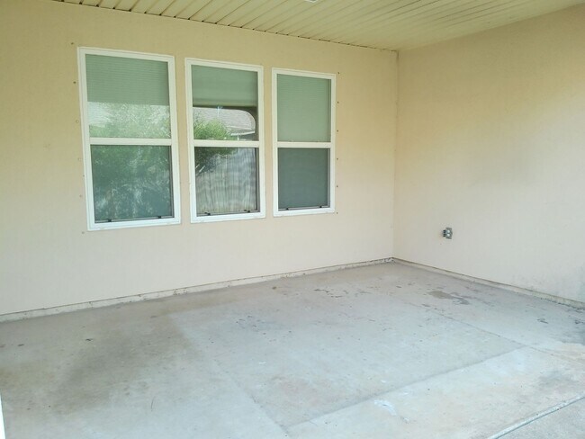 Building Photo - Spacous Southside Split Bedroom Home