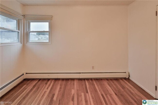 Building Photo - 1557 Greenview Dr
