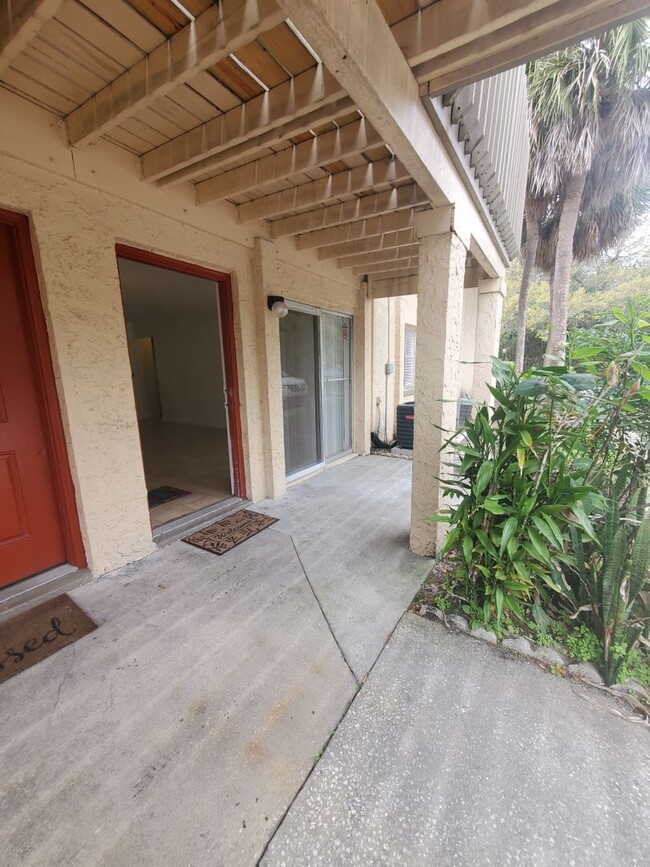 Building Photo - Spacious 1 Bedroom 1 Bath  With additional...