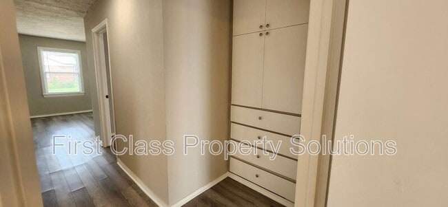 Building Photo - 407 E Rickenbacker Dr