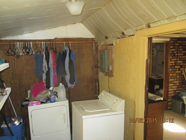 Building Photo - Available Immediately!  Spacious 1 bedroom house