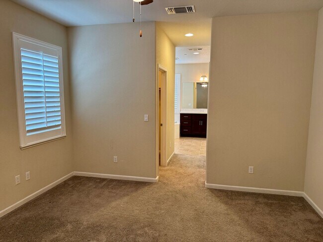 Building Photo - Spacious 4 Bedroom 3 1/2 Bath Home Available Now