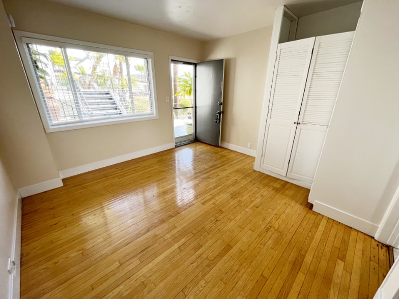 Building Photo - 250 Cliff Dr