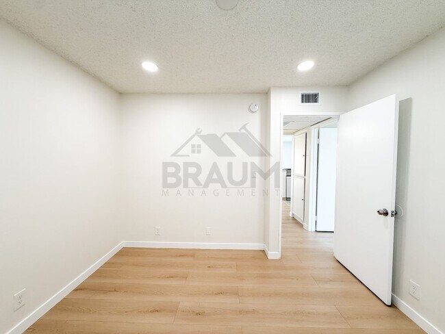 Building Photo - 14801 Delano St