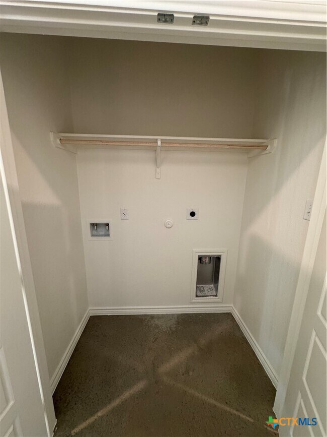 Building Photo - 3900 American Elm Dr