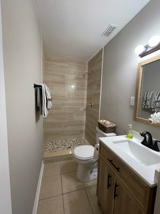 Building Photo - North Brandon Home with NO HOA and NO CARPET